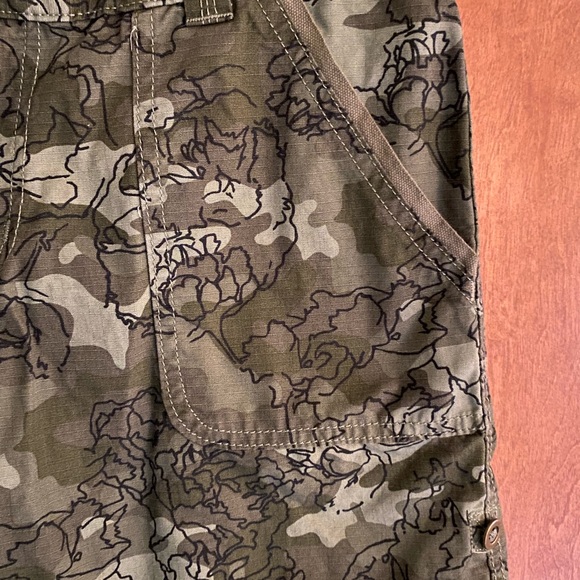 HOST PICK! Carhartt camo roll-tab shorts size 8 LIKE NEW - Picture 3 of 7